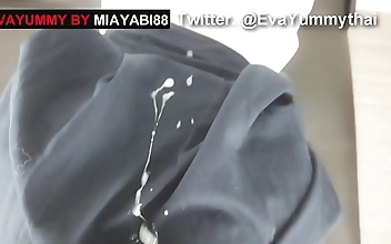 Thai Schoolgirl Reveals Her Sexy Body in Skirt-Lifting Show