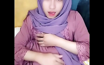 Enjoy the Sultry Elegance of a Crossdressing Hijab-Wearing Enchantress