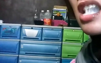 Witness the Alluring Pinay s Chupa Live Performance Blowjob and Cum Swallow!